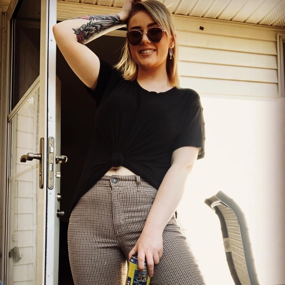 Meet your Posher, Madison - Picture 2 of 3